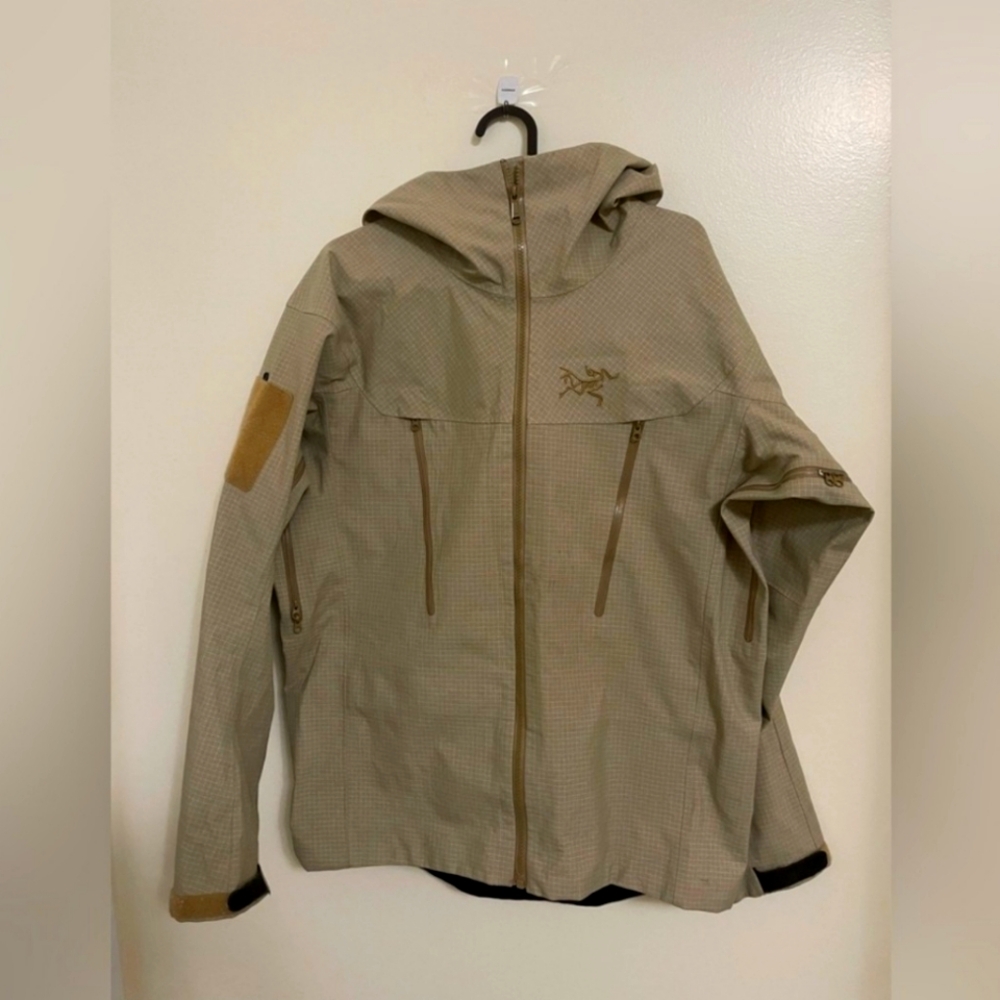 Arc'teryx Beige Hooded Jacket with Zippered Pockets